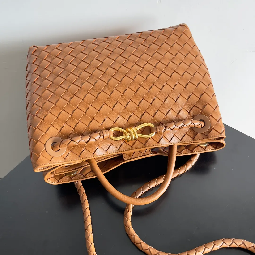 The 2023 new Andiamo batch of 2260 BV has been shipped‼ ️Really popular🔥The new Andiamo woven handbag launched by Bottega Veneta this season is really popular all over the world! ! Celebrities at home and abroad have worn it, and Oscar-winning actress Michelle Yeoh has taken it out on the street. Song Jia, Trai Yara, Yu Feihong, Sanji Ayaka, Rosie Hunting-Whiteley, Yoshioka Riho, etc. have all picked up this bag. It is classic and versatile, showing off its temperament, and the bag capacity is also large, which is very convenient for daily commuting! ! A variety of carrying methods, the shoulder straps can be adjusted by yourself, the original lambskin feels soft and delicate, and the unisex style breaks the gender boundaries and brings a more practical and long-lasting use experience. Andiamo, which has both elegant and casual styles, perfectly interprets the true appearance of "fashionable old money style". Style number: 743572 Size: 32*24*12